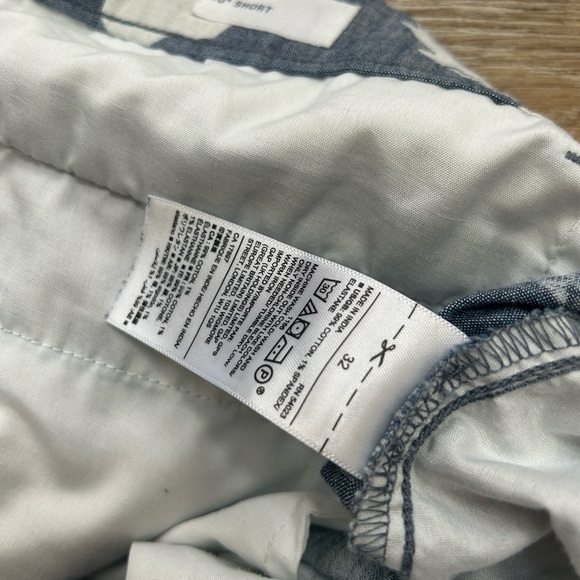 GAP Mens 10” Shorts Size 32W Blue Chambray White Tropical Print Cotton Preppy - Picture 3 of 7